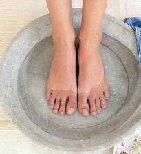 Tips to take care of your feet at home this summer 